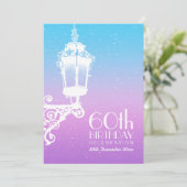 第60誕生日のヴィンテージランプの青及び紫色 招待状 (スタンド正面)