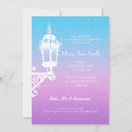 第60誕生日のヴィンテージランプの青及び紫色 招待状 (裏面)