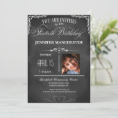 第60誕生日チャルクボードタイポグラフィパーティー招待状 招待状 (スタンド正面)