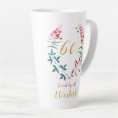 第60誕生日パーソナライズされたガーリーフローラフェミニンC カフェラテマグ (右アングル)