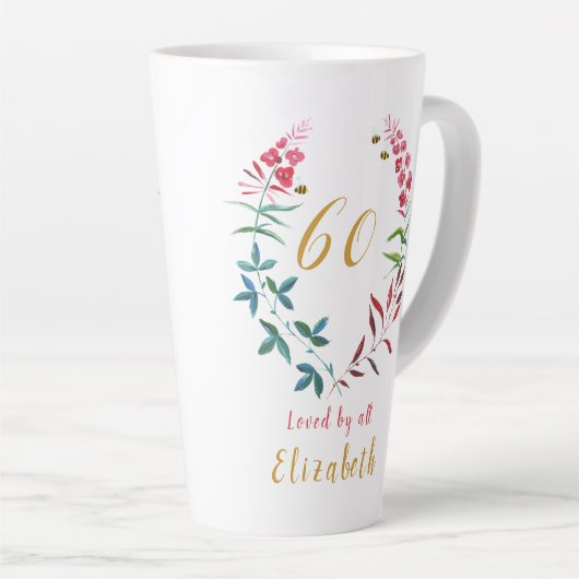 第60誕生日パーソナライズされたガーリーフローラフェミニンC カフェラテマグ (右アングル)