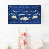 第65記念日の白いバラおよびBluebells 横断幕 (インサイチュ)