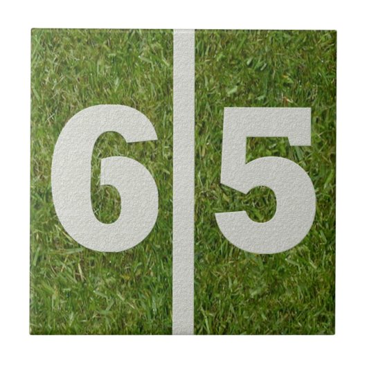 第65誕生日のフットボールのカスタマイズ可能なタイル タイル (正面)