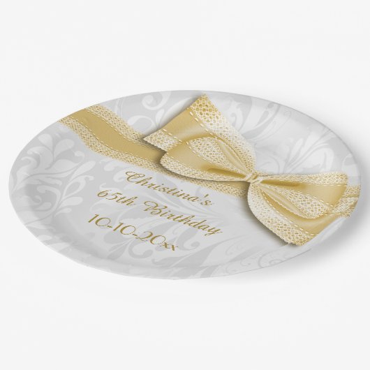 第65誕生日の金ゴールドのダマスク織およびフェイクな弓 ペーパープレート (アングル)