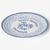 第65誕生日クールな数パターン青および白 ペーパープレート (アングル)