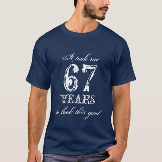 第67誕生日のワイシャツ|カスタマイズ可能な年数 Tシャツ (正面)