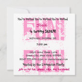 第7女の子のための誕生日のピンクおよび紫色の大きい数 招待状 (裏面)