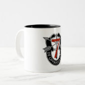 第7特殊部隊のグループの頂上 ツートーンマグカップ (正面左)