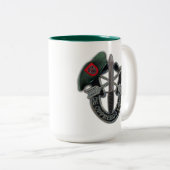 第7特殊部隊の緑色のベレー帽の退役軍人の獣医 ツートーンマグカップ (正面右)