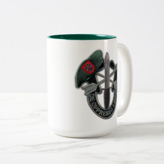 第7特殊部隊の緑色のベレー帽の退役軍人の獣医 ツートーンマグカップ (正面右)