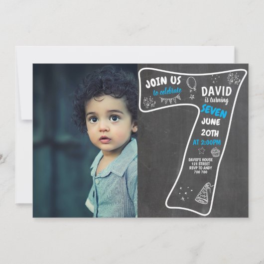 第7誕生日のボーイ·チャルクボード(写真の青い数字) 招待状 (正面)