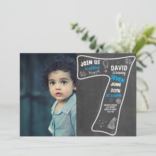 第7誕生日のボーイ·チャルクボード（写真の青い数字） 招待状 (スタンド正面)