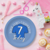第7誕生日サッカーバッジをパーソナライズ ペーパープレート (パーティー)