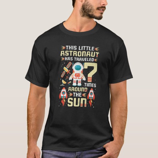 第7誕生日宇宙飛行士が7回旅行したのまわりに Tシャツ (正面)
