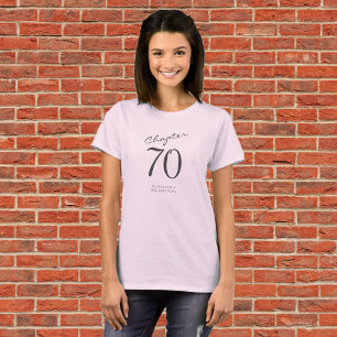 第70回バースデーパーティーのグレーのスクリプトピンク Tシャツ