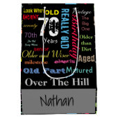 第70落書きのスタイルのハッピーバースデー ミディアムペーパーバッグ (裏面)