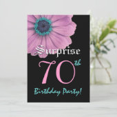 第70誕生日のテンプレートのピンクのデイジーを驚かして下さい 招待状 (スタンド正面)