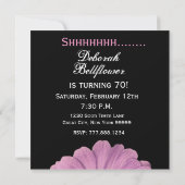 第70誕生日のテンプレートのピンクのデイジーを驚かして下さい 招待状 (裏面)