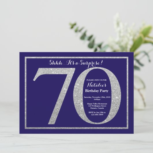 第70誕生日の濃紺の銀のグリッターを驚かして下さい 招待状 (スタンド正面)