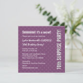 第70誕生日の紫色の水玉模様Y323を驚かして下さい 招待状 (スタンド正面)