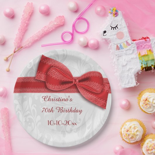 第70誕生日の赤いダマスク織およびフェイクな弓 ペーパープレート (パーティー)