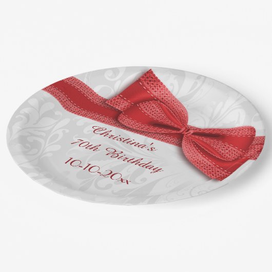 第70誕生日の赤いダマスク織およびフェイクな弓 ペーパープレート (アングル)
