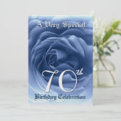 第70誕生日ソフトブルーバラメタリック紙 招待状 (スタンド正面)