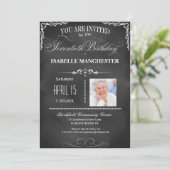 第70誕生日チャルクボードタイポグラフィパーティー招待状 招待状 (スタンド正面)