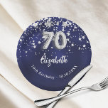 第70誕生日ネイビー・ブルー・シルバー・スターズ ペーパープレート<br><div class="desc">70誕生祝い。銀の星を持つネイビーフェイクブルーの背景色。青い色が不均一だ。名前を追加する，文字.</div>