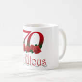 第70誕生日70およびすばらしい赤いバラの花柄のマグ コーヒーマグカップ (正面右)
