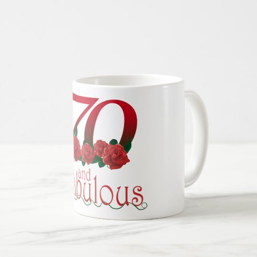 第70誕生日70およびすばらしい赤いバラの花柄のマグ コーヒーマグカップ (正面右)