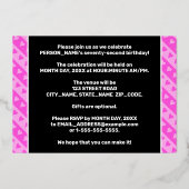 第72回バースデーパーティー – おもしろいピンクのハートとストライプ 箔招待状 (裏面)