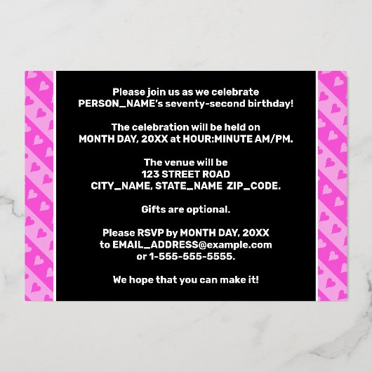 第72回バースデーパーティー – おもしろいピンクのハートとストライプ 箔招待状 (裏面)