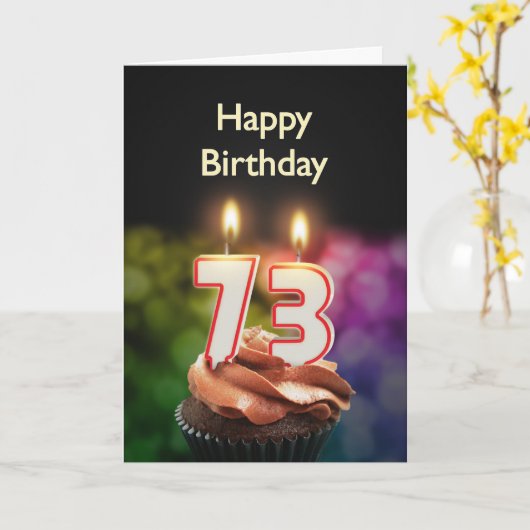 第73ケーキおよび蝋燭との誕生日 カード (黄色い花)