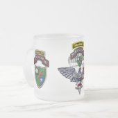 第75レンジャー連隊退役軍人 フロストグラスマグカップ (正面左)