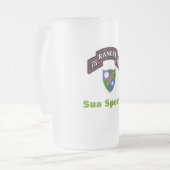 第75軍隊のレーンジャーによって曇らされるビールステイン フロストグラスビールジョッキ (正面左)