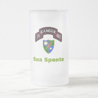 第75軍隊のレーンジャーによって曇らされるビールステイン フロストグラスビールジョッキ