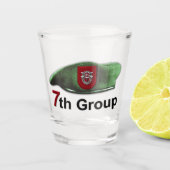第7 SFGAの特殊部隊のグループの緑色のベレー帽の退役軍人 ショットグラス (正面)