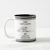 第80誕生日おもしろいゴルファー名パーソナライズされた字プレイド ツートーンマグカップ (左)