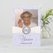 第80誕生日の写真の招待状のラベンダーのダマスク織 招待状 (スタンド正面)