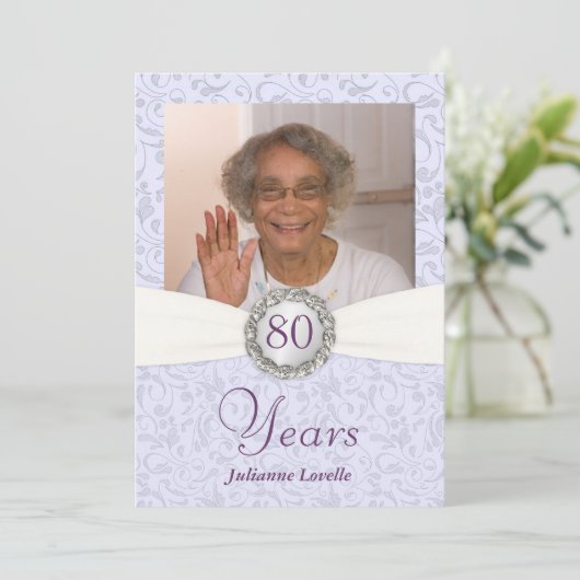 第80誕生日の写真の招待状のラベンダーのダマスク織 招待状 (スタンド正面)