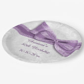 第80誕生日の紫色のダマスク織およびフェイクな弓 ペーパープレート (アングル)