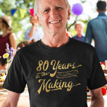 第80誕生日レトロ80年の製造過程 Tシャツ<br><div class="desc">レトロ80歳の誕生日Tシャツは、デザイン内の彼または彼女の誕生年でパーソナライズされた80 YEARS IN THE MAKINGのタイトルを特集金ゴールドの色と服のスタイルの選択。サポート：デザインの修救済正またはカスタマイズ、色の変更、サイズ変更、別の製品へのデザインの転送もし、またはアイテムを調整したい場合は、以下のZazzleチャットメッセージタブを介してBEFORE ORDERINGデザイナーまたは電子メールmakeitaboutyoustore@gmail.com。</div>