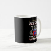 第82空挺老人を過小評価しない コーヒーマグカップ (正面右)