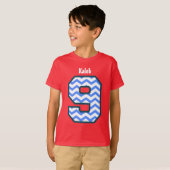 第9誕生日の男の子のシェブロンの9年の名前をカスタムするV27 Tシャツ (正面フル)