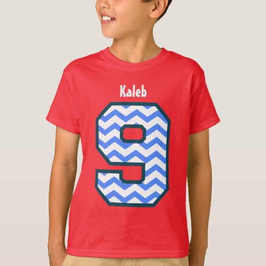 第9誕生日の男の子のシェブロンの9年の名前をカスタムするV27 Tシャツ (正面)