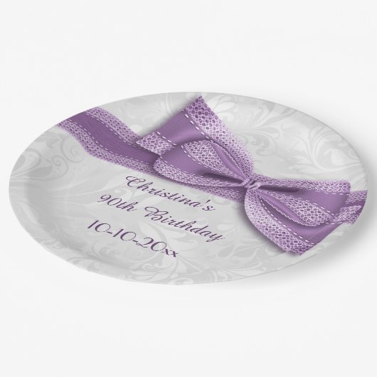 第90誕生日の紫色のダマスク織およびフェイクな弓 ペーパープレート (アングル)
