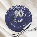 第90誕生日ネイビー・ブルー・シルバー・スターズ ペーパープレート<br><div class="desc">90誕生祝い。銀の星を持つネイビーフェイクブルーの背景色。青い色が不均一だ。名前を追加する，文字.</div>