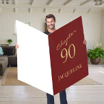 第90誕生日金ゴールド台本レッド第90章巨人 カード<br><div class="desc">90歳の誕生日に特別な人が巨大なカードを持って祝う忘れ!美しい赤い背景エレガントに金ゴールドの台本が描かれ、中央に「90はっきりした章」が設けられている豪華なカード。彼ら祝は、スタイルで90歳の誕生日の節目を迎え、この思慮深いカードでどれほど愛されているかを彼らに示す。</div>