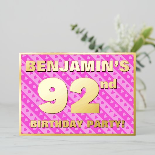 第92回バースデーパーティー – おもしろいピンクのハートとストライプ 箔招待状 (立ち正面)